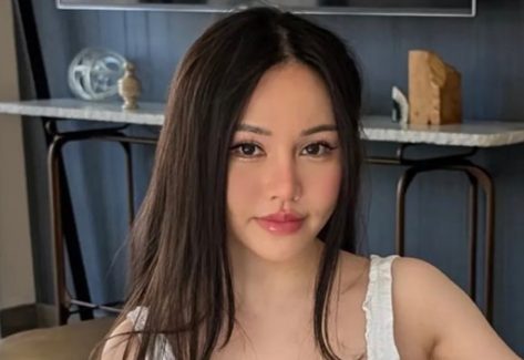 Fitness Model Chloe Ting in Two-Piece Workout Gear Says "You're Doing OK!"