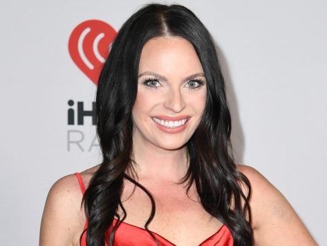 Love Is Blind Star Danielle Ruhl in Two-Piece Workout Gear Tries a “Body Muscle Stimulator”