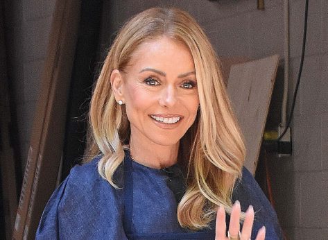 Kelly Ripa With Flat Abs in Two-Piece Workout Gear Tries Resistance Running