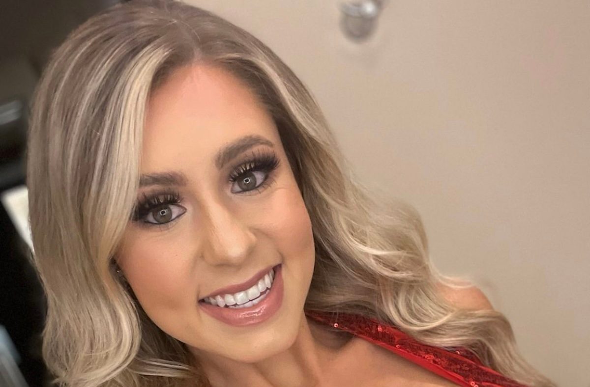 Bodybuilder Hope Harper in Two-Piece Workout Gear Says