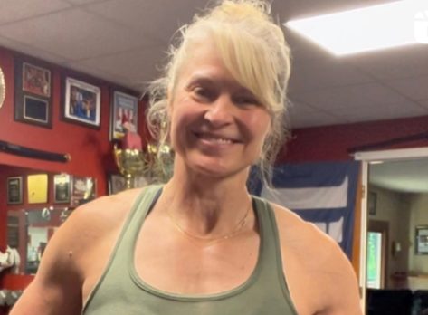 Powerlifter Jen Thompson in Two-Piece Workout Gear Shares “Speed Strength Program”