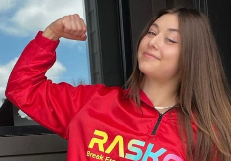 Powerlifter Jessica Buettner in Two-Piece Workout Gear Shares “Training Workout”