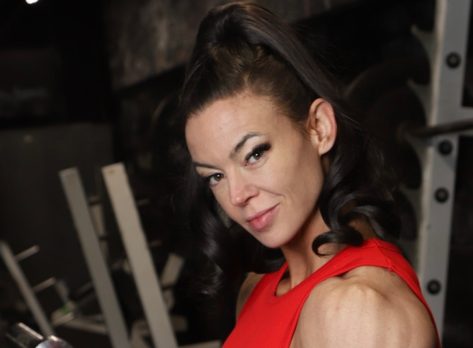 Bodybuilder Jodi Boam in Two-Piece Workout Gear Says “No Excuses” Doing Pull Ups
