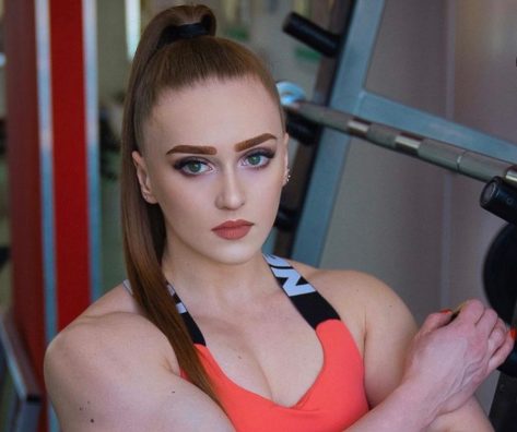 Powerlifter Julia Vins in Two-Piece Workout Gear Shares “Determination”