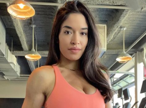 Fitness Influencer Noel Arevalo in Two-Piece Workout Gear Says "Dial in Your Nutrition"