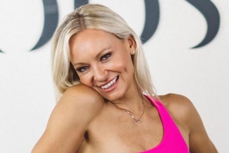 Fitness Influencer Simone De La Rue in Two-Piece Workout Gear Shares "Full-Body Blast"