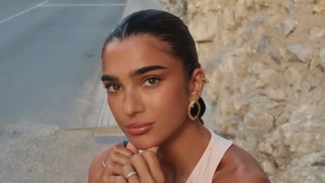 Fitness Influencer Stefanie Williams in Two-Piece Workout Gear Says "Let's Keep Glowing Together"