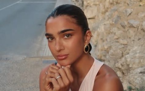 Fitness Influencer Stefanie Williams in Two-Piece Workout Gear Says "Let's Keep Glowing Together"