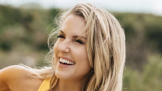 Fitness Influencer Anna Kaiser in Two-Piece Workout Gear Shares "Girl Time" Workout
