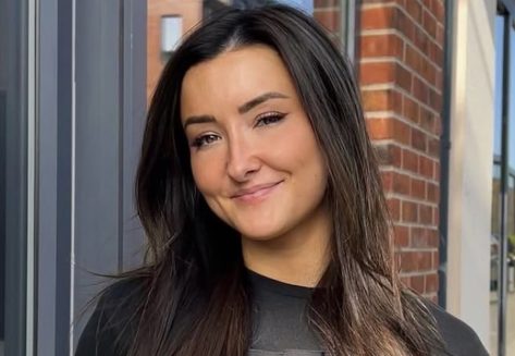 Fitness Influencer Bethany Tomlinson in Two-Piece Workout Gear Shows Off "My Current Training Split"