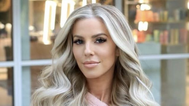 Fitness Influencer Heidi Somers in Two-Piece Workout Gear Says "Tag Your Ten"