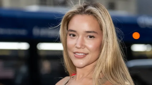 Olivia Ponton in Two-Piece Workout Gear is "Dreaming of Reading"