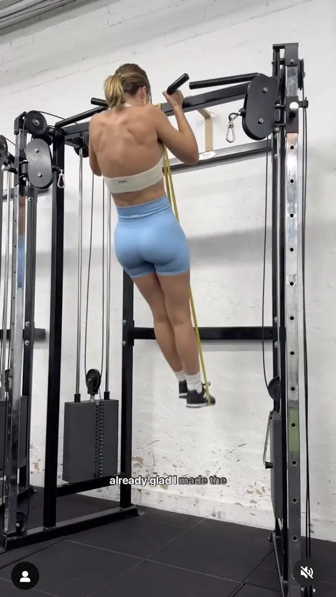 Steph Claire Smith is seen doing pull-ups.