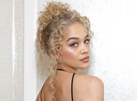 Fashion Model Jasmine Sanders in Two-Piece Workout Gear Says "Know Your Worth"