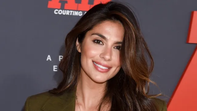 Influencer Pia Miller in Two-Piece Workout Gear Does "Body Work"