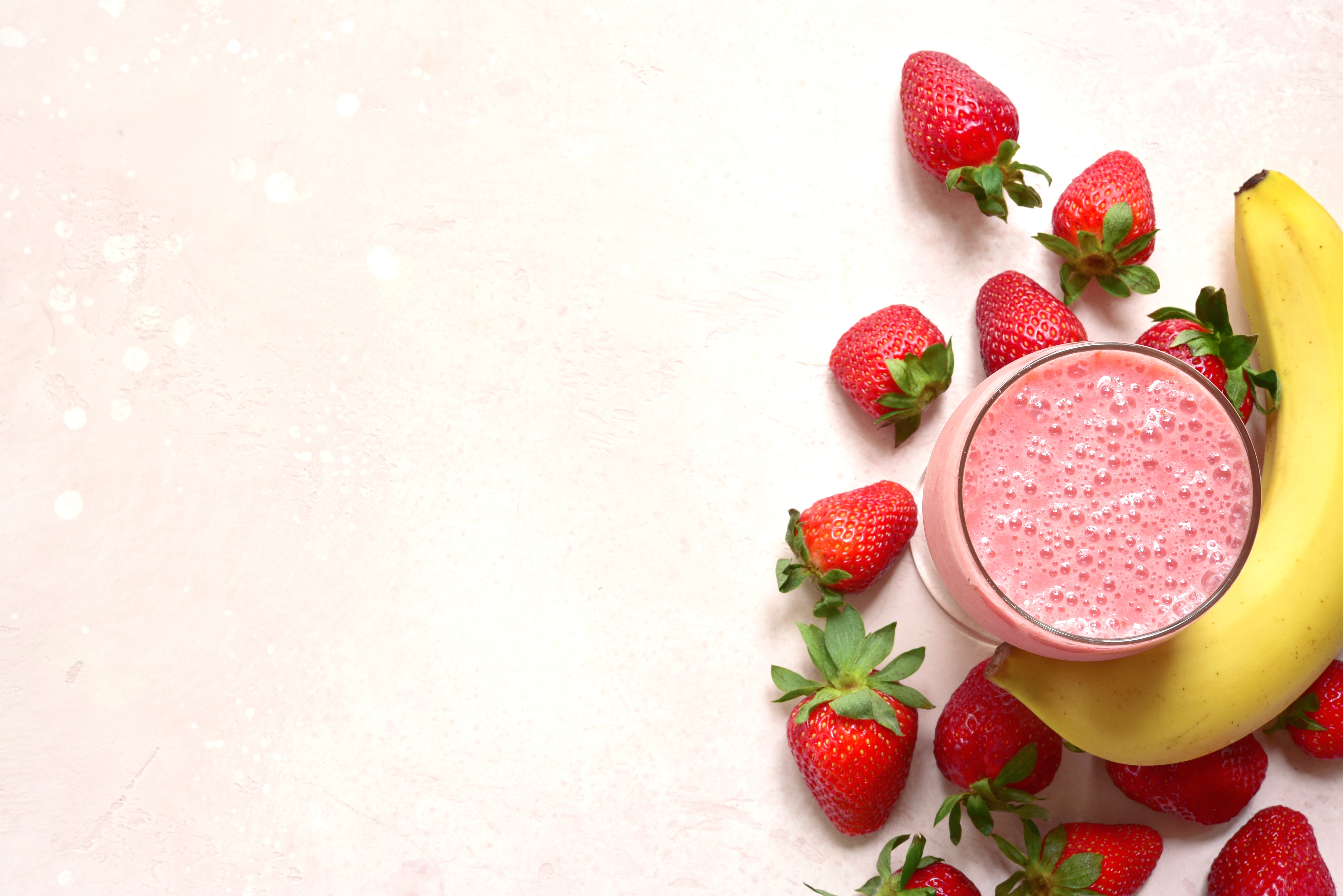 Delicious,Strawberry,Banana,Smoothie,In,A,Glass,With,Ingredients,For