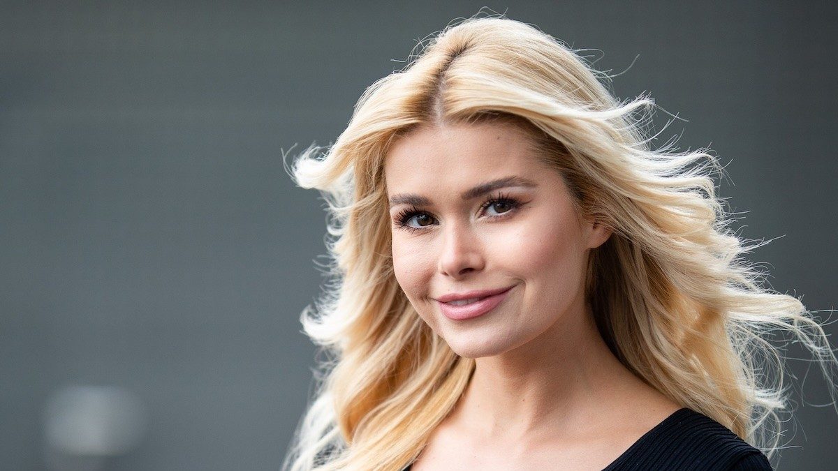 Pamela Reif in Two-Piece Workout Gear Shares "6 Exercises" — Celebwell