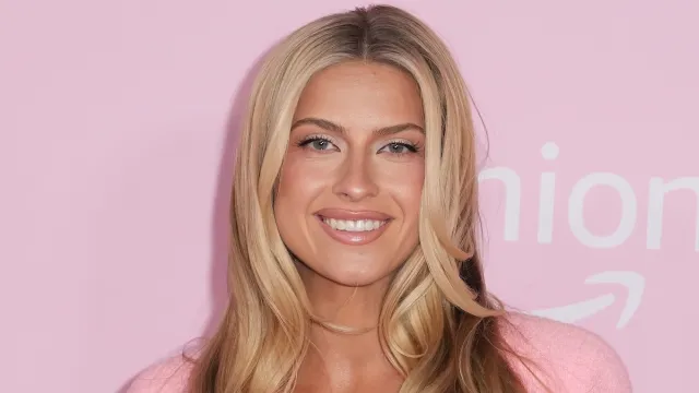 "The Next Kate Upton" Xandra Pohl Swears By These Flat Belly Tips Before "Life-Changing Trip"