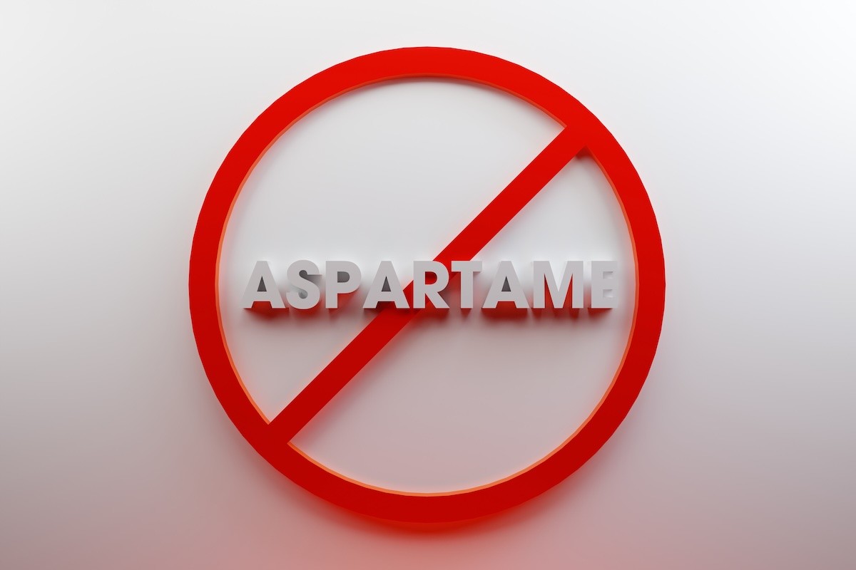 The word aspartame in a red circle with a red line slashed through it.