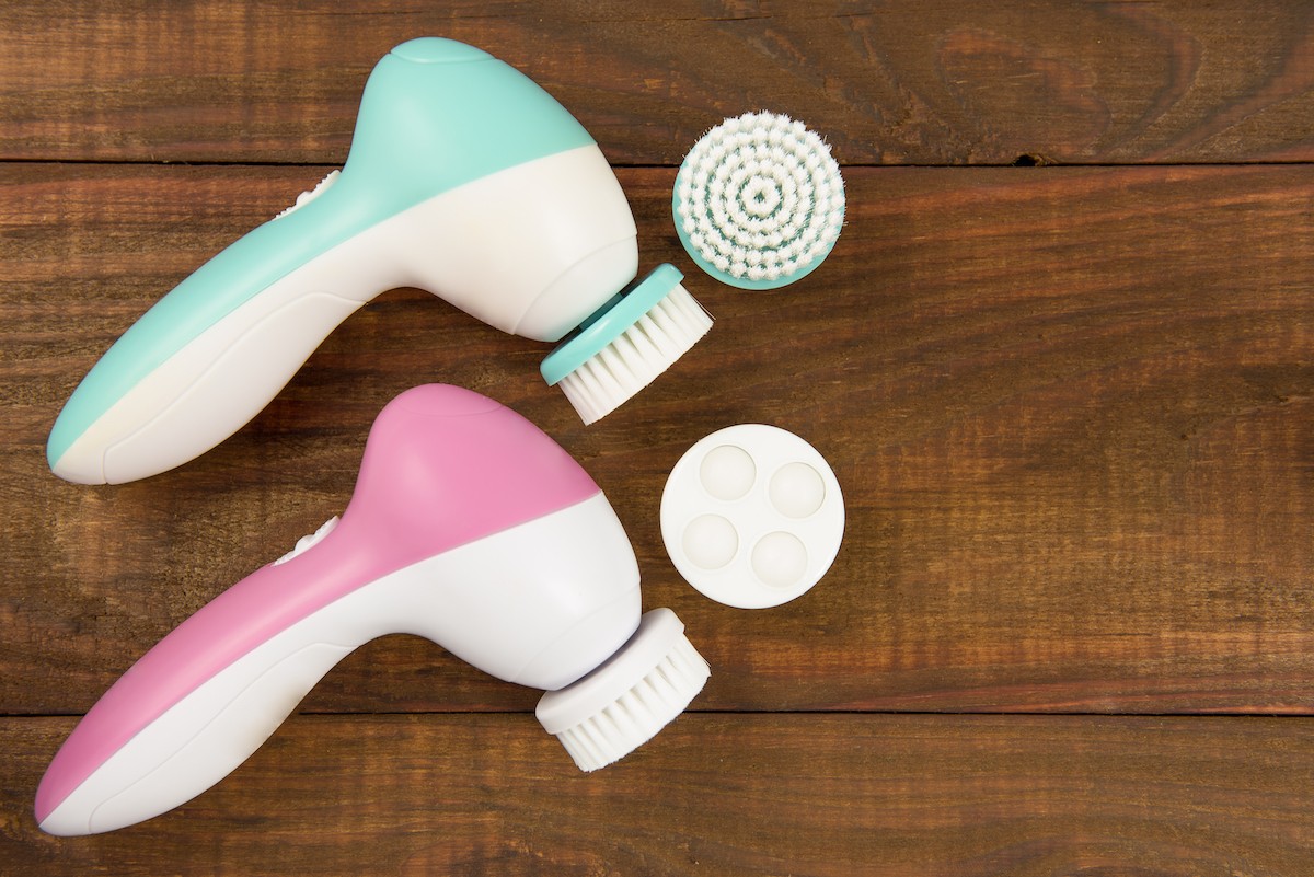 Electric,Brush,Cleanser,On,A,Wooden,Background.