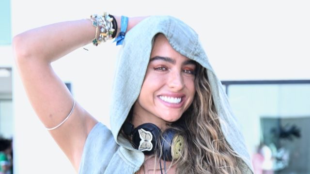 Sommer Ray Shows Off Amazing Body and Says "Stretch With Me" in New Photos