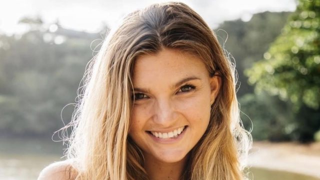 Sjana Elise Earp Shows Off Amazing Body "Trying Yoga in Heels"