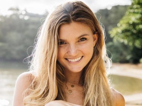 Sjana Elise Earp Shows Off Amazing Body "Trying Yoga in Heels"