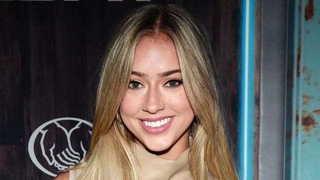 Cowboys Cheerleader Dani McGinnis Shows Off Amazing Body in New Workout Selfie: "Don't Worry"