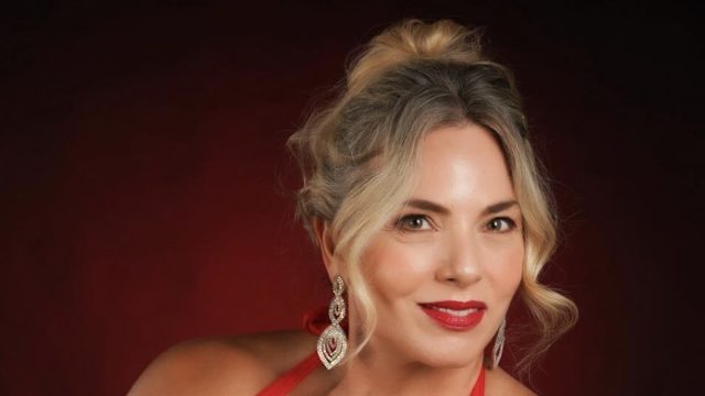 IFBB Pro Dana Shemesh Shows Off Amazing Body: "How Many Pullups Can You Do?"