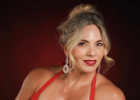 IFBB Pro Dana Shemesh Shows Off Amazing Body: "How Many Pullups Can You Do?"