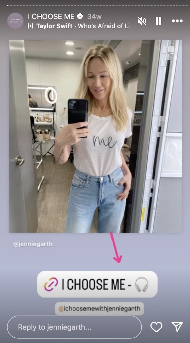 Jennie Garth shares a selfie to promote her podcast, "I Choose Me."