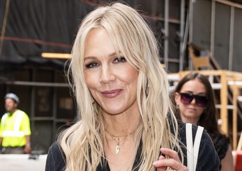 Jennie Garth Shows Off Amazing Body and “Holiday Workout Hustle”