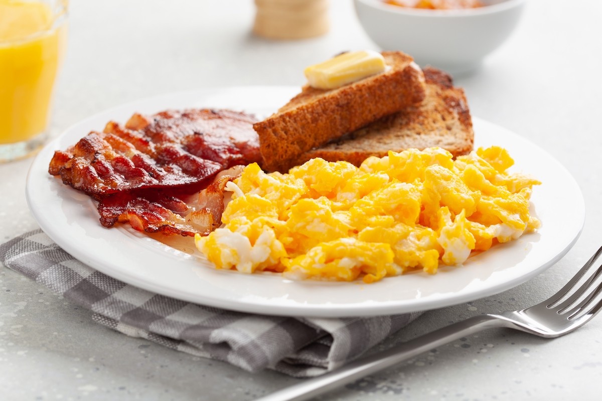 Traditional,Scrambled,Egg,Breakfast,With,Bacon,And,Toast