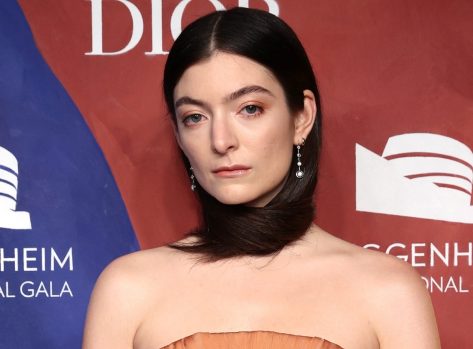Lorde Stuns Fans with Rare Beach Photo: Radiant Beauty
