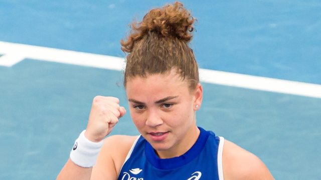 Tennis Star Jasmine Paolini Rings in the New Year on the Beach: "Happy New Year"