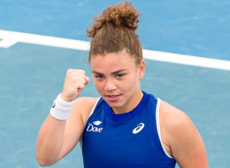 Tennis Star Jasmine Paolini Rings in the New Year on the Beach: "Happy New Year"