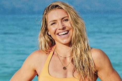 Fitness Influencer Claire P. Thomas in Two-Piece Workout Gear Asks: "Who's Up for the Dragon Fly Challenge?"