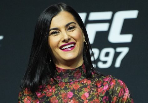 Fox Sports Reporter Megan Olivi in Two-Piece Workout Gear Shares "Year in Review"