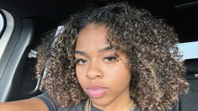 Shelomi Sanders in Two-Piece Workout Gear is "Starting the New Year Off Right"