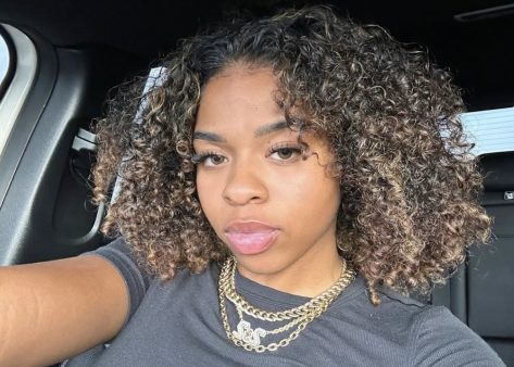 Shelomi Sanders in Two-Piece Workout Gear is "Starting the New Year Off Right"