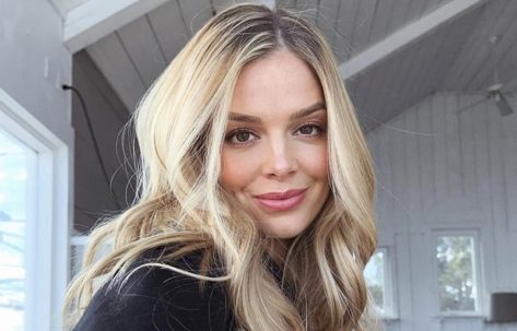 Influencer Danielle Knudson in Two-Piece Workout Gear is "in the Coziest Set"