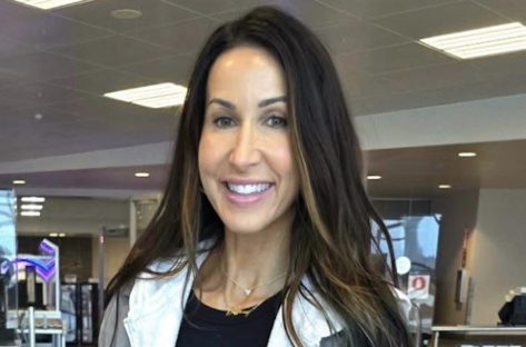 Fitness Model Kara Corey in Two-Piece Workout Gear Says "Let's Grow Together!"