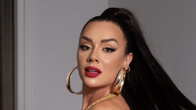 Juliana Salimeni Rocks Two-Piece Workout Gear at Gym Paradise