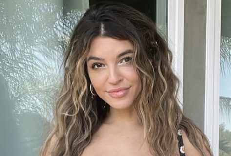 Nikki Blackketter Stuns in Hot Yoga Pose in Two-Piece Gear