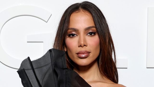 Anitta Shows Off Amazing Body, Saying "¿Querían perreo?"