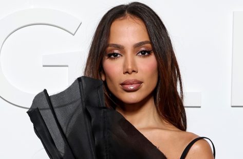 Anitta Shows Off Amazing Body, Saying "¿Querían perreo?"