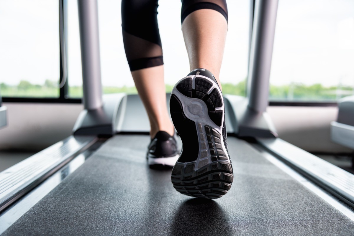 Close,Up,Shoes,Woman's,Muscular,Legs,Feet,During,Running, Treadmill