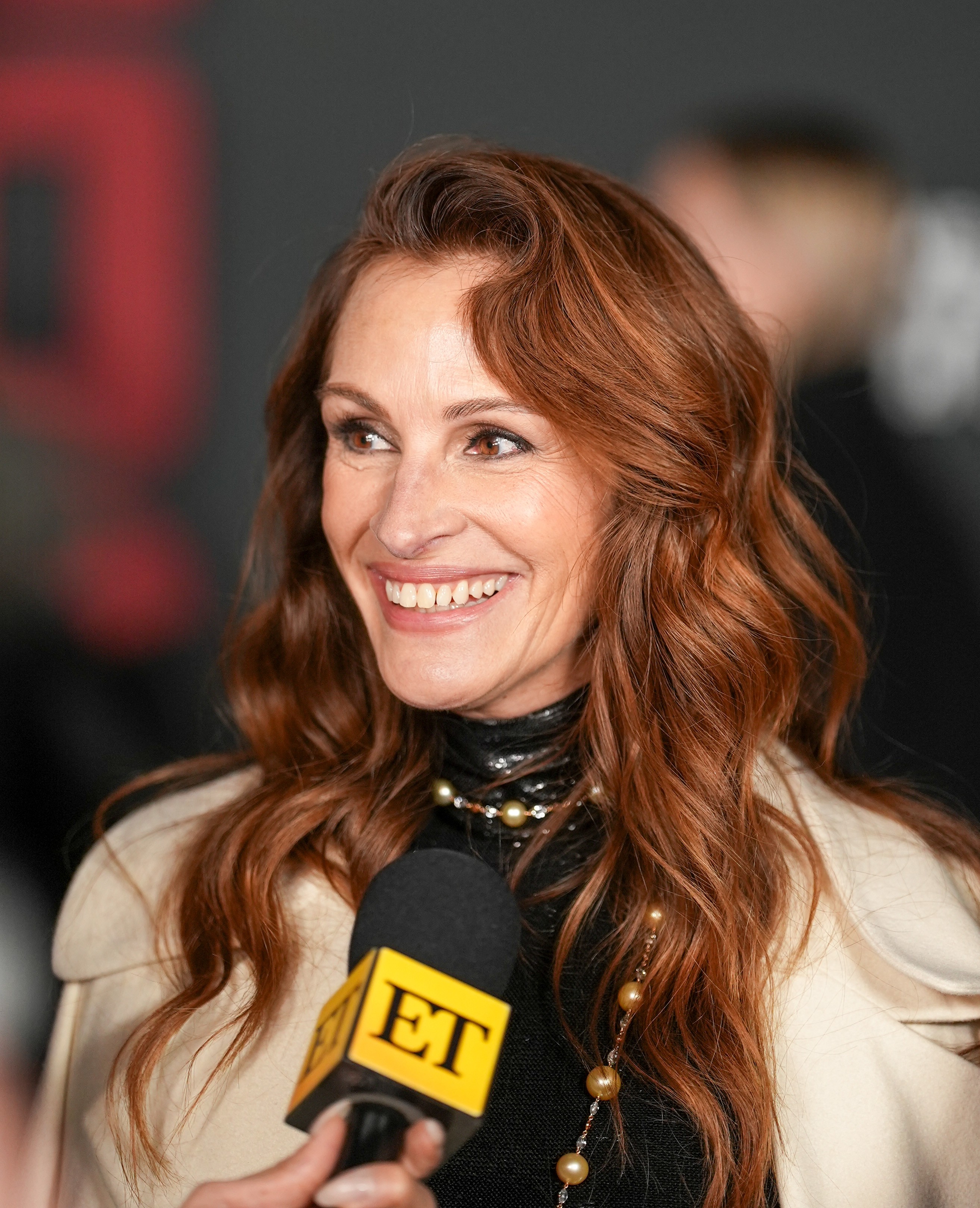 Julia Roberts chats with ET at the "Leave the World Behind" premiere in New York