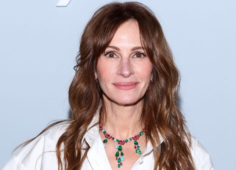 Julia Roberts Swears by These 5 Habits to Keep Her Skin Glowing