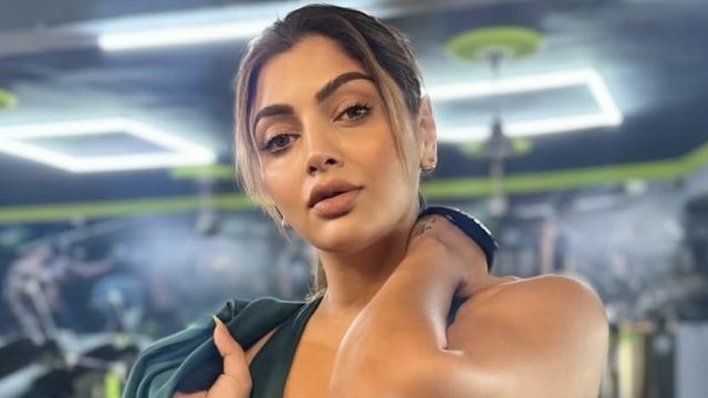 Akanksha Puri in Two-Piece Workout Gear Says "Let My Back Do the Talking"